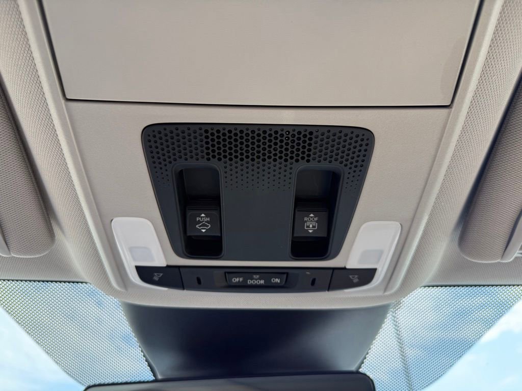 Used 2025 Honda Pilot Touring image 16