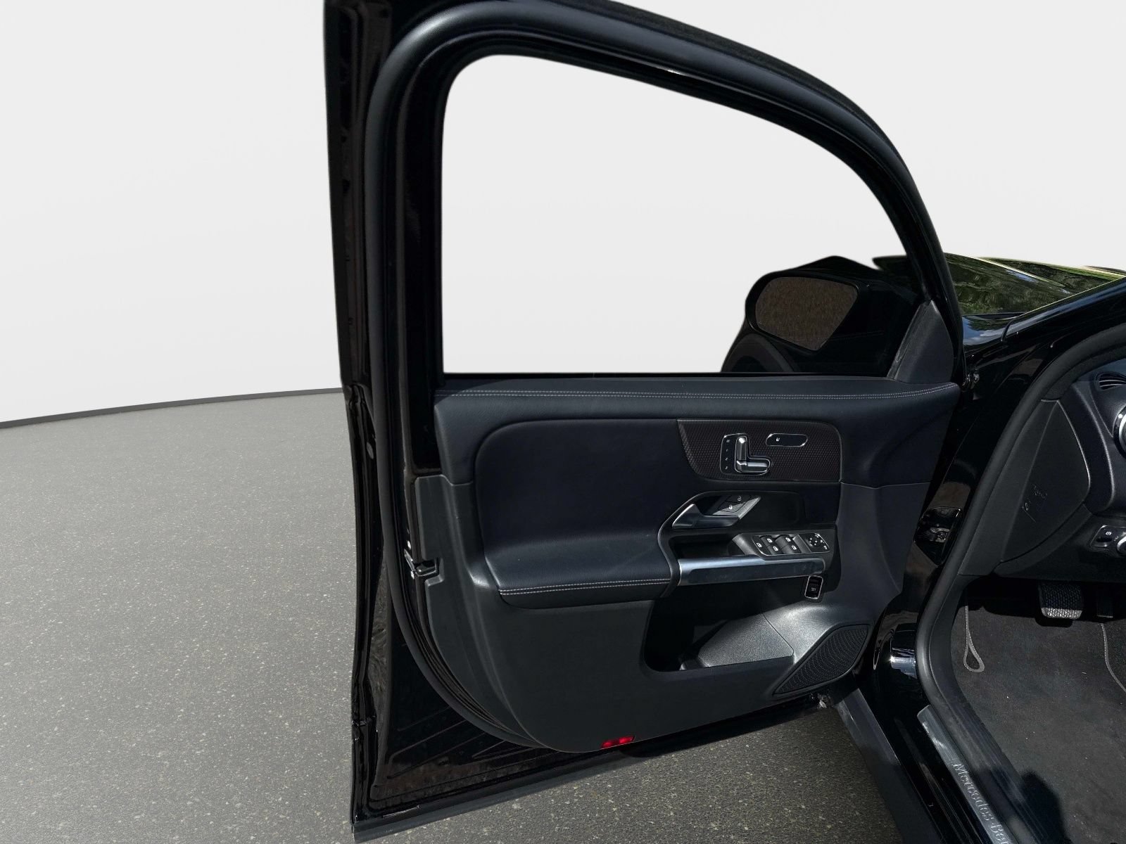 Used 2023 Mercedes-Benz GLB 250 image 17