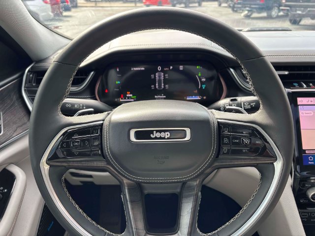 Used 2022 Jeep Grand Cherokee Overland w/ MOPAR Finishing Package AWD/4WD image 33