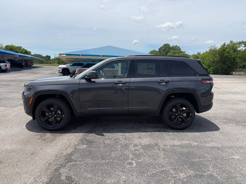 New 2026 Jeep Grand Cherokee Limited w/ Limited Altitude Package AWD/4WD image 8