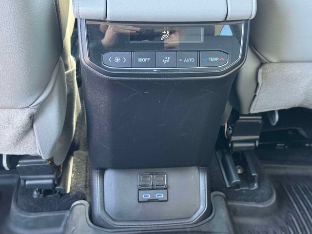 Used 2022 Toyota Highlander XLE AWD/4WD image 18