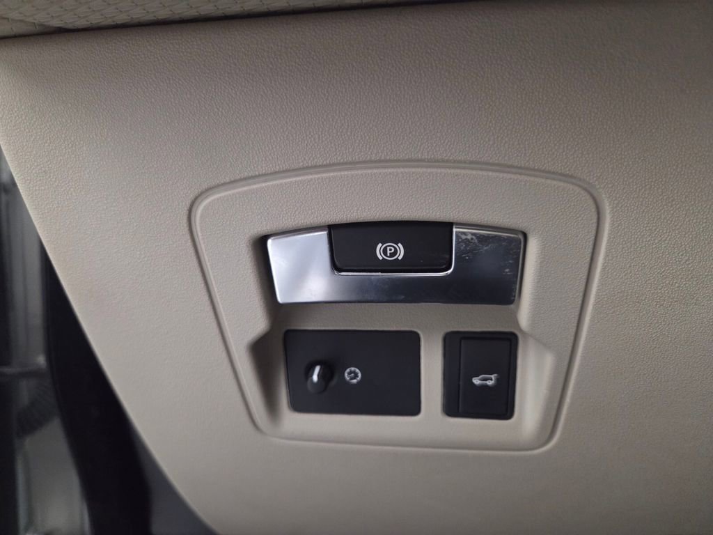 Used 2018 Land Rover Range Rover Velar R-Dynamic SE image 20