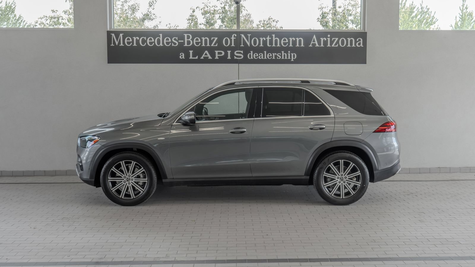 Used 2025 Mercedes-Benz GLE 450e 4MATIC image 2