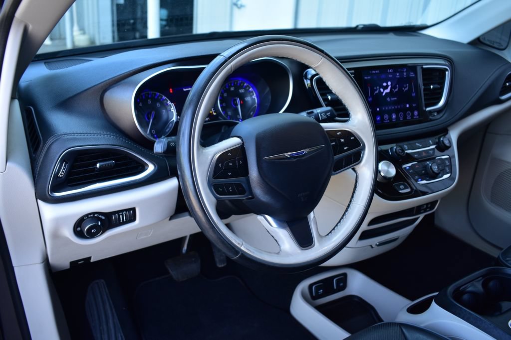 Used 2020 Chrysler Pacifica Limited FWD image 45