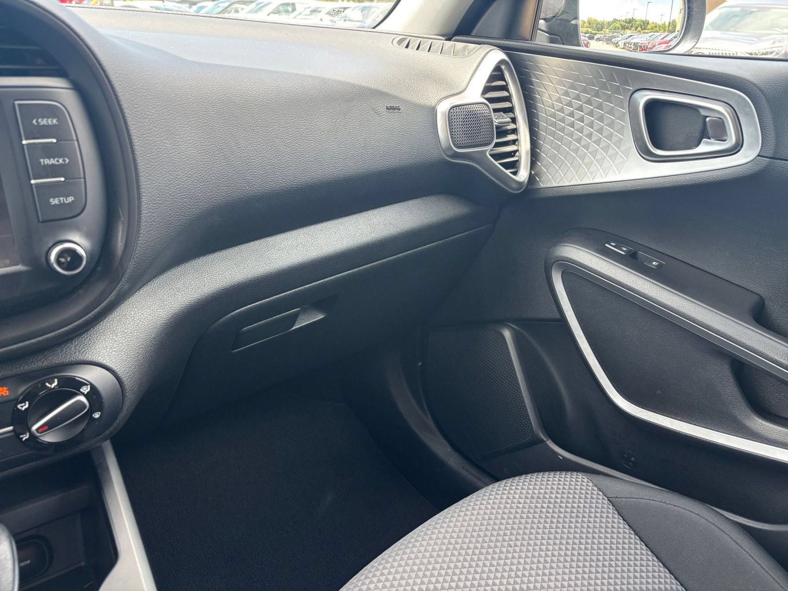 Used 2025 Kia Soul LX w/ LX Technology Package FWD image 28