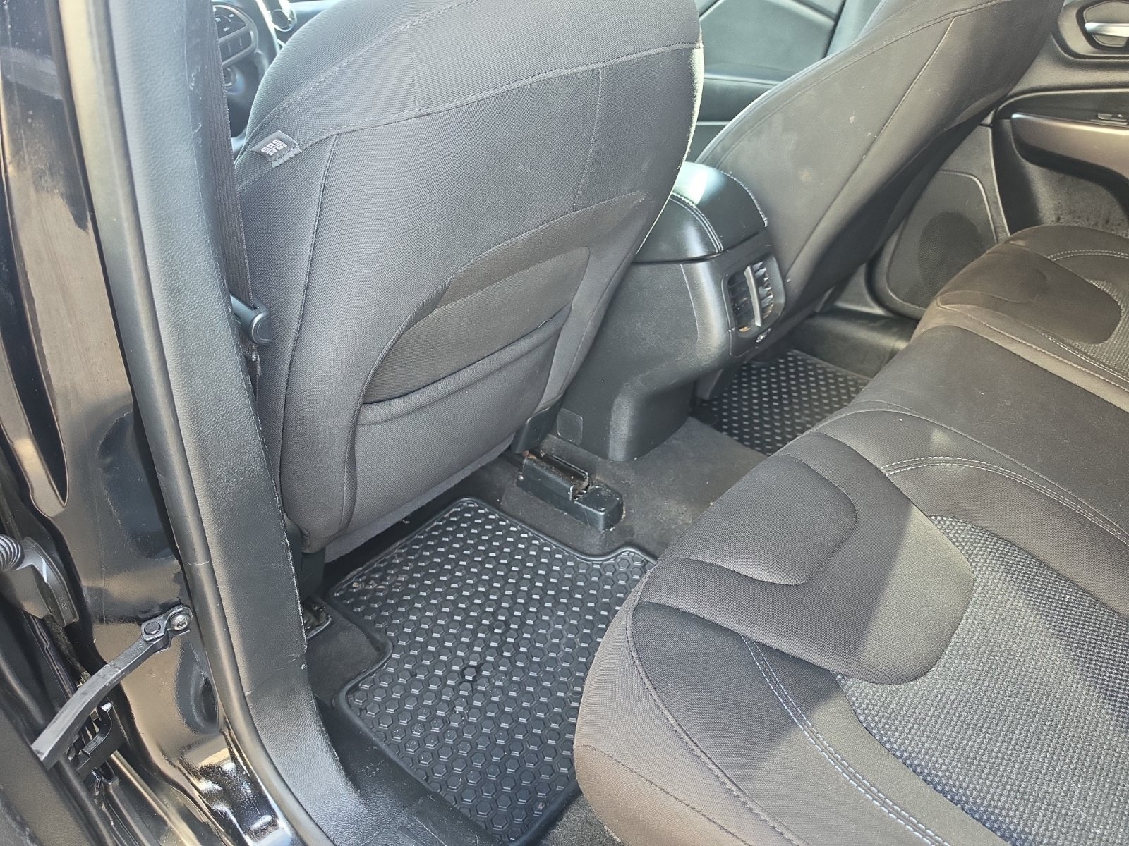 Used 2019 Jeep Cherokee Latitude w/ Cold Weather Group AWD/4WD image 22