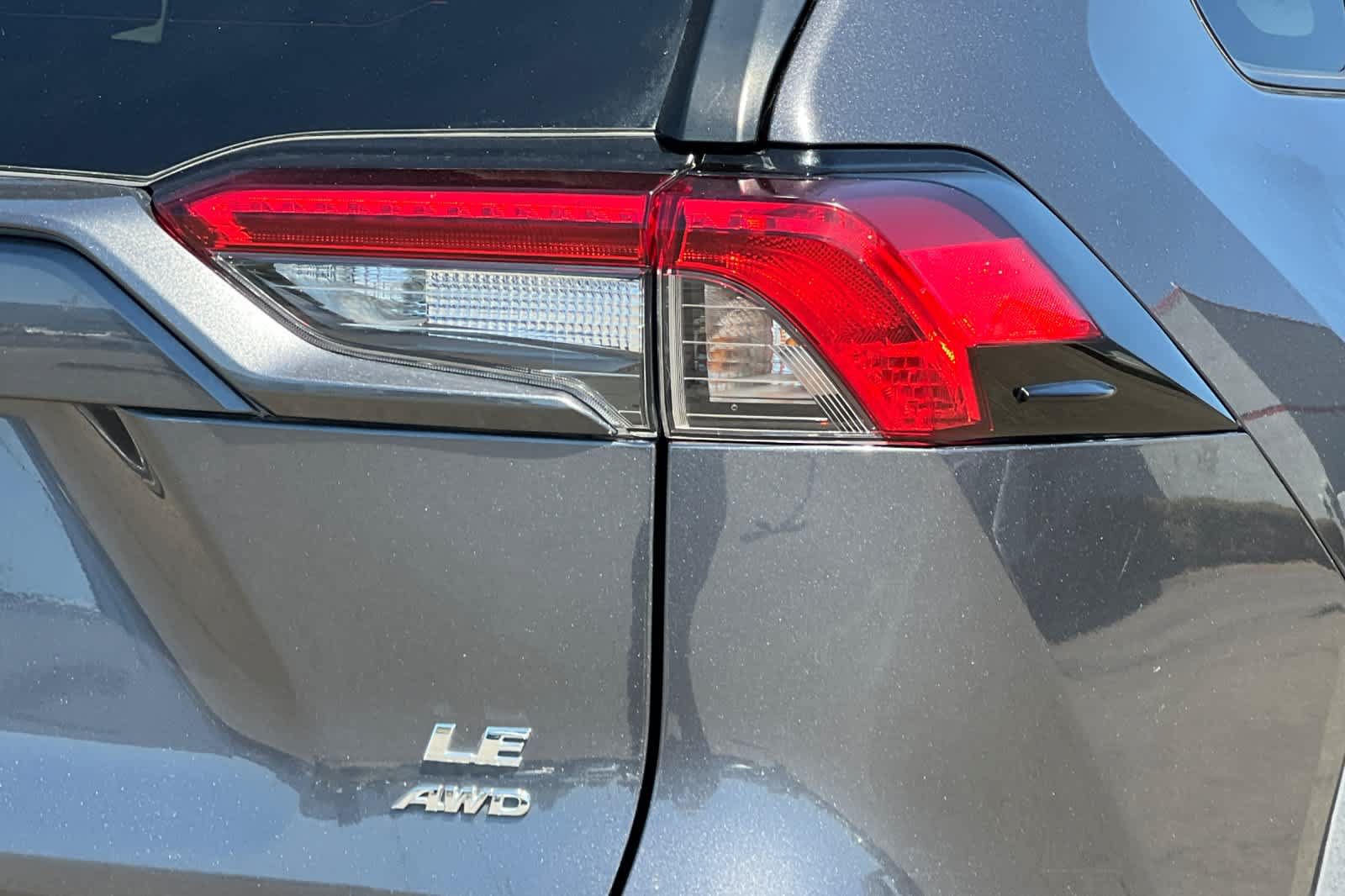 Used 2021 Toyota RAV4 LE AWD/4WD image 30