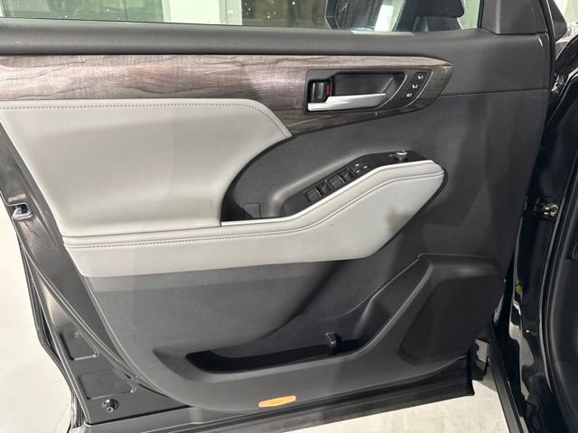 Used 2025 Toyota Highlander Platinum AWD/4WD image 20