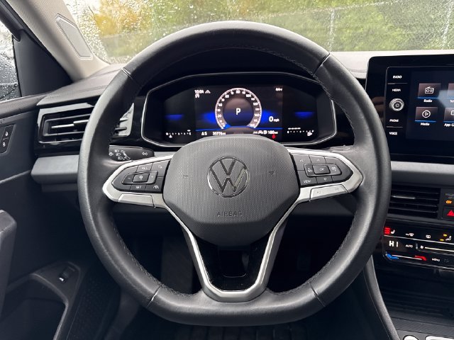 Used 2025 Volkswagen Jetta SE FWD image 18