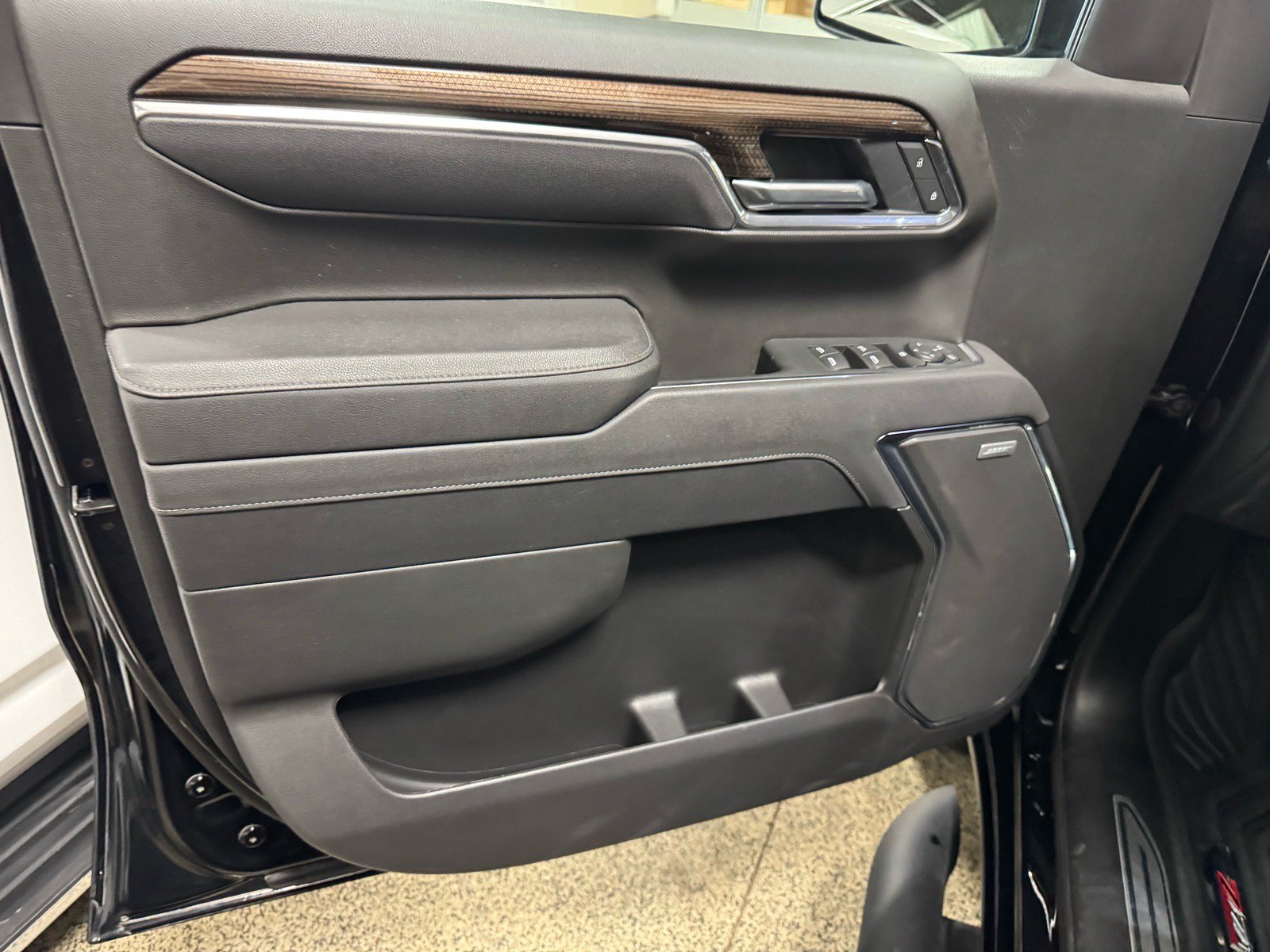 Used 2025 Chevrolet Silverado 1500 LT Trail Boss w/ Convenience Package II AWD/4WD image 13