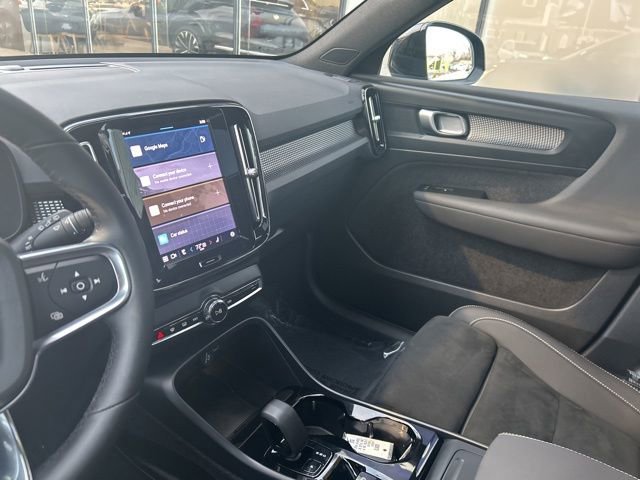 Certified 2025 Volvo XC40 B5 Plus AWD/4WD image 19