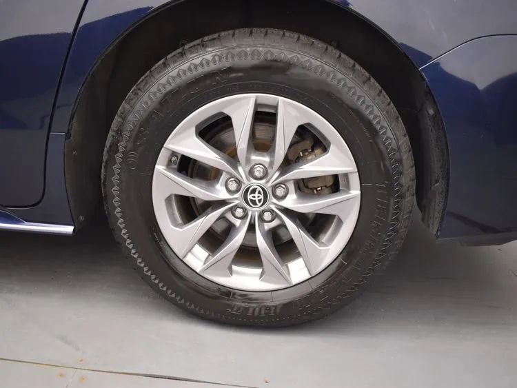 Used 2025 Toyota Sienna XLE image 36