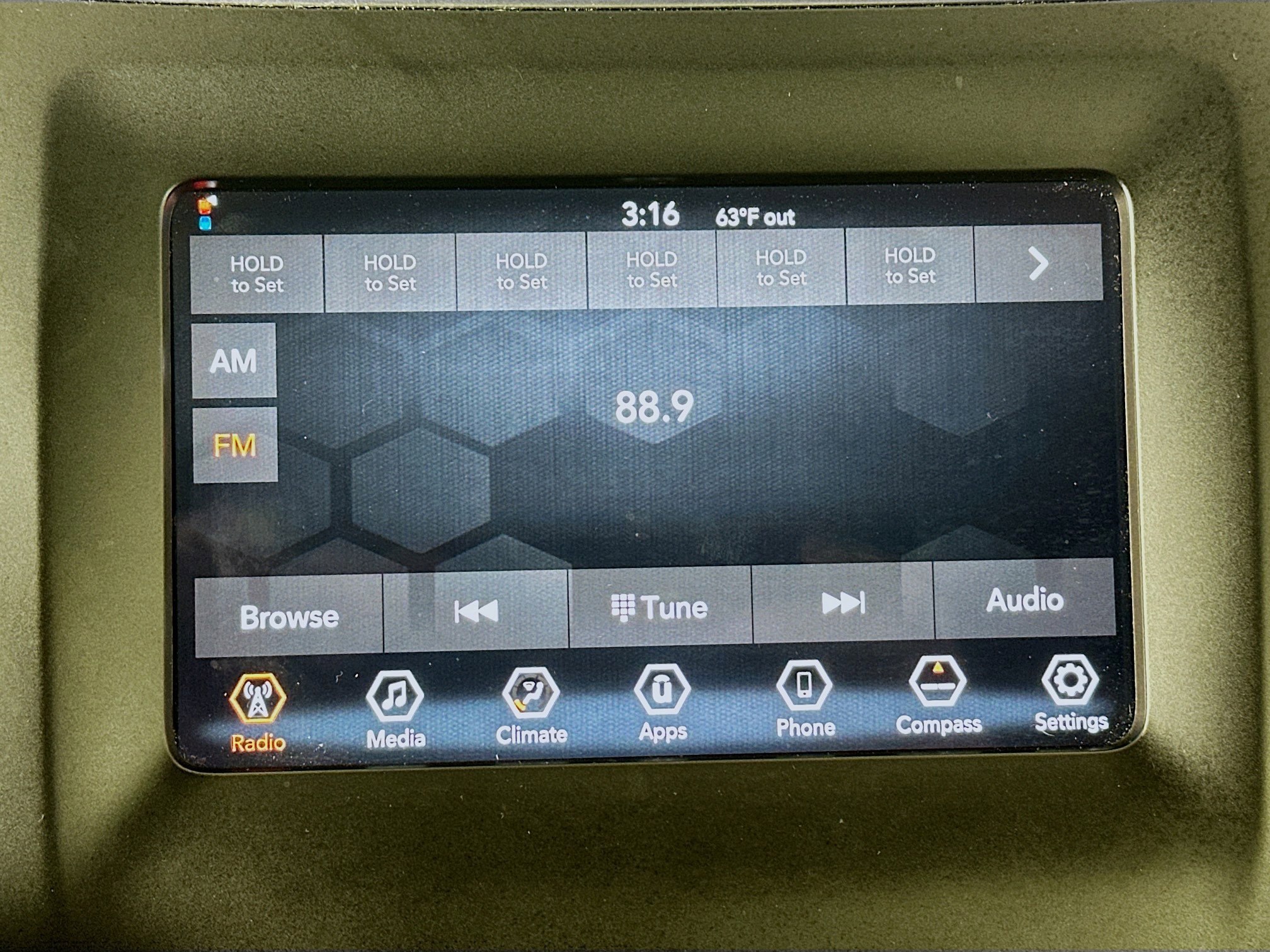 Used 2019 Jeep Cherokee Latitude w/ Popular Appearance Group image 18