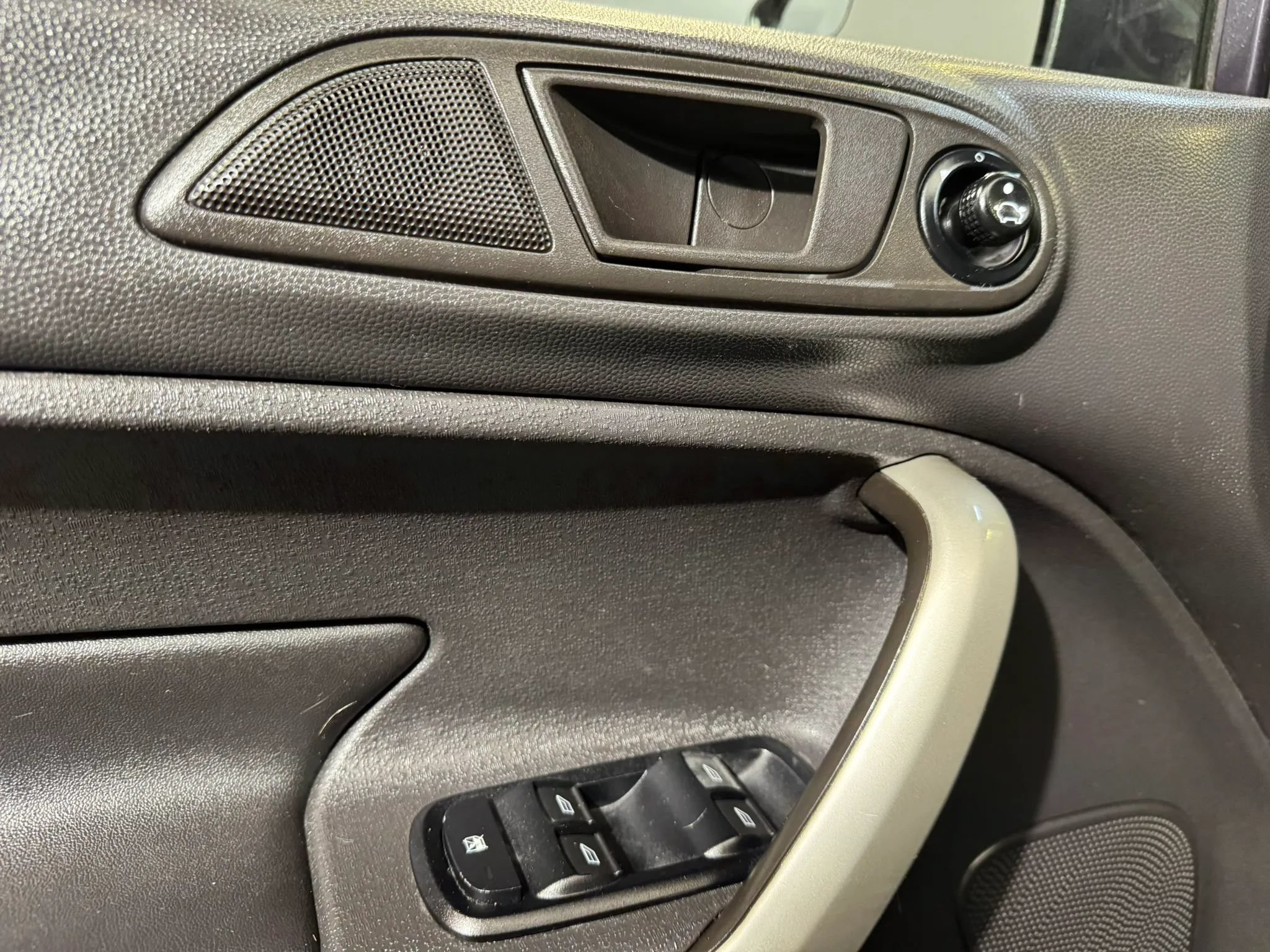 Used 2012 Ford Fiesta SES FWD image 9