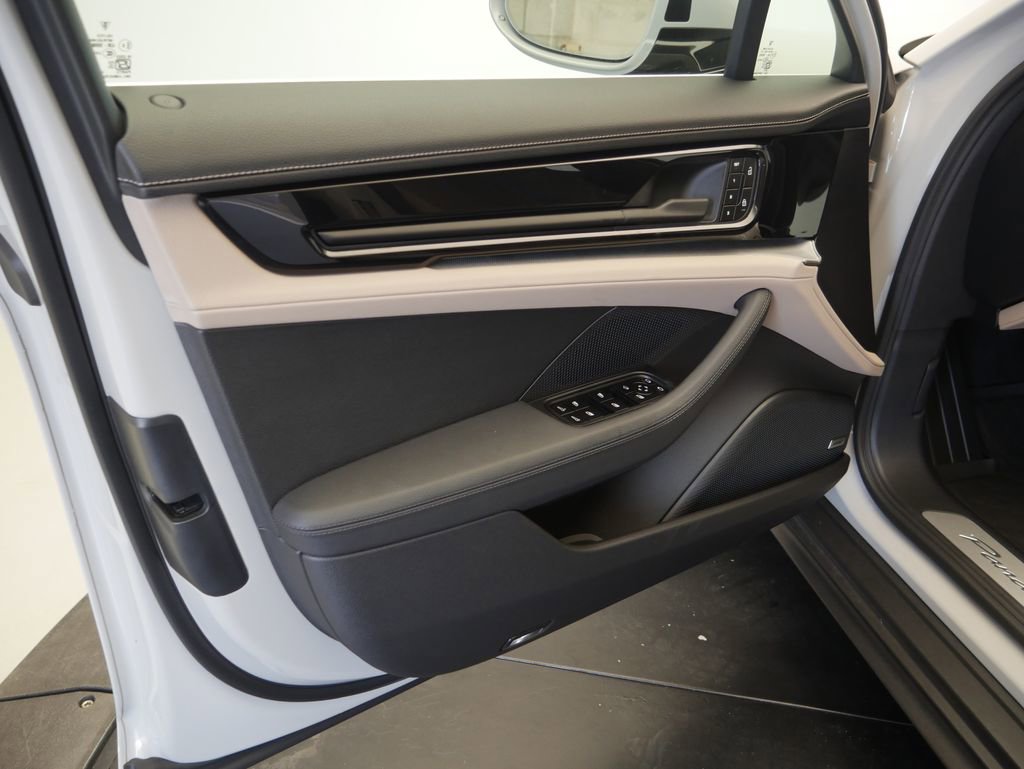 Certified 2025 Porsche Panamera 4 AWD/4WD image 4