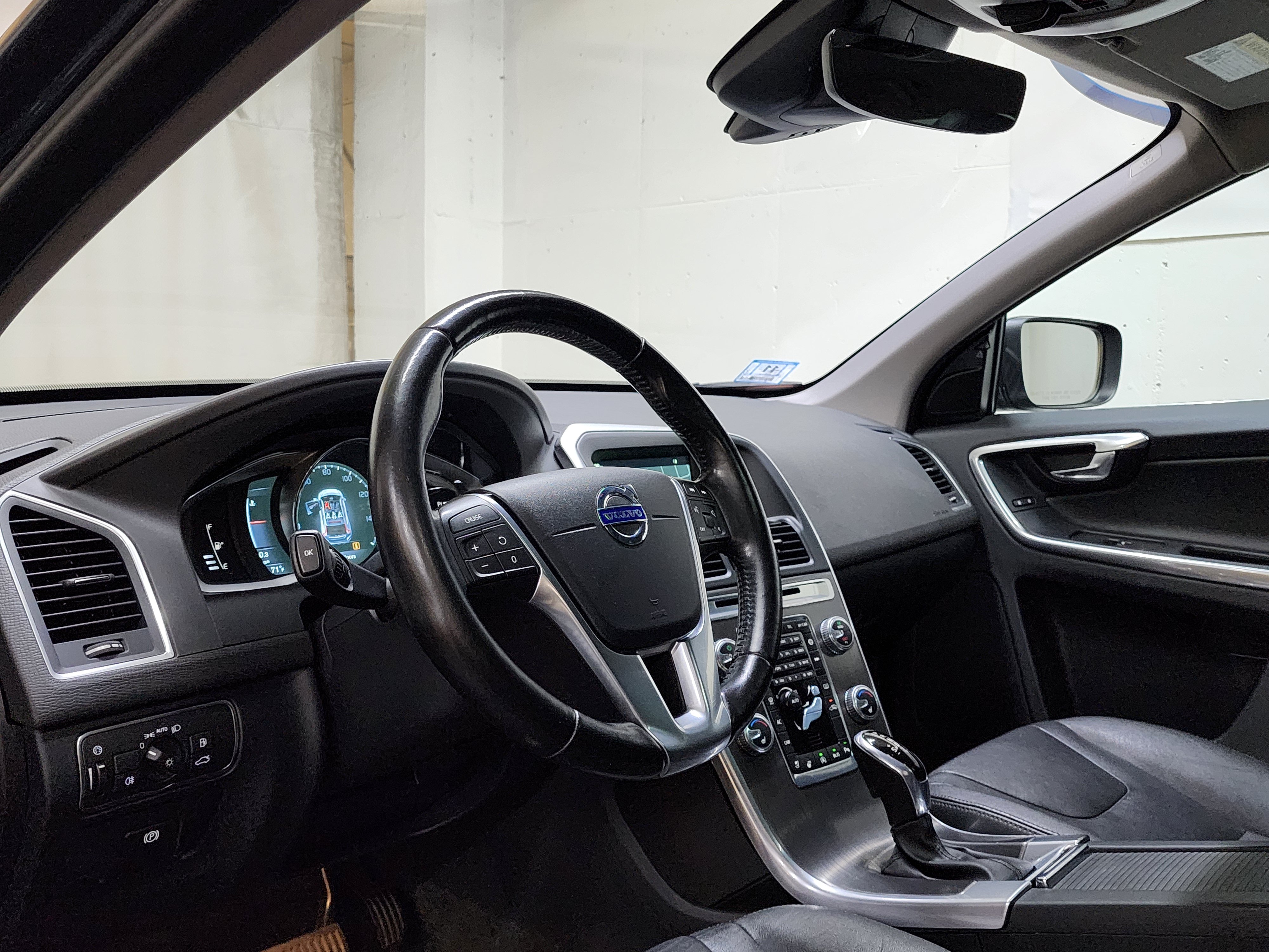Used 2016 Volvo XC60 T6 w/ Climate Package AWD/4WD image 14