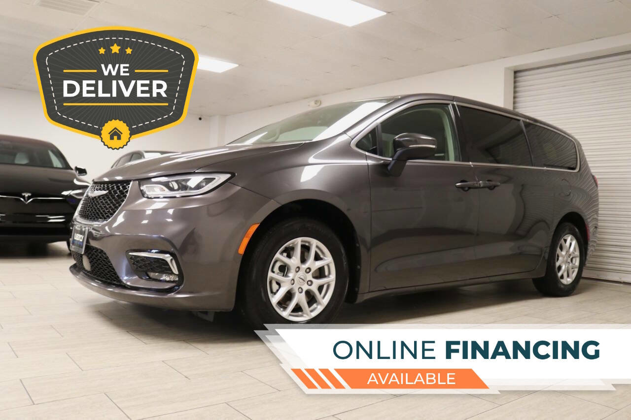 Used 2023 Chrysler Pacifica Touring-L image 1