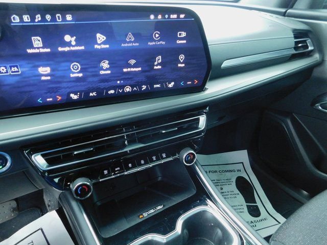 Used 2024 Chevrolet Traverse LT image 29