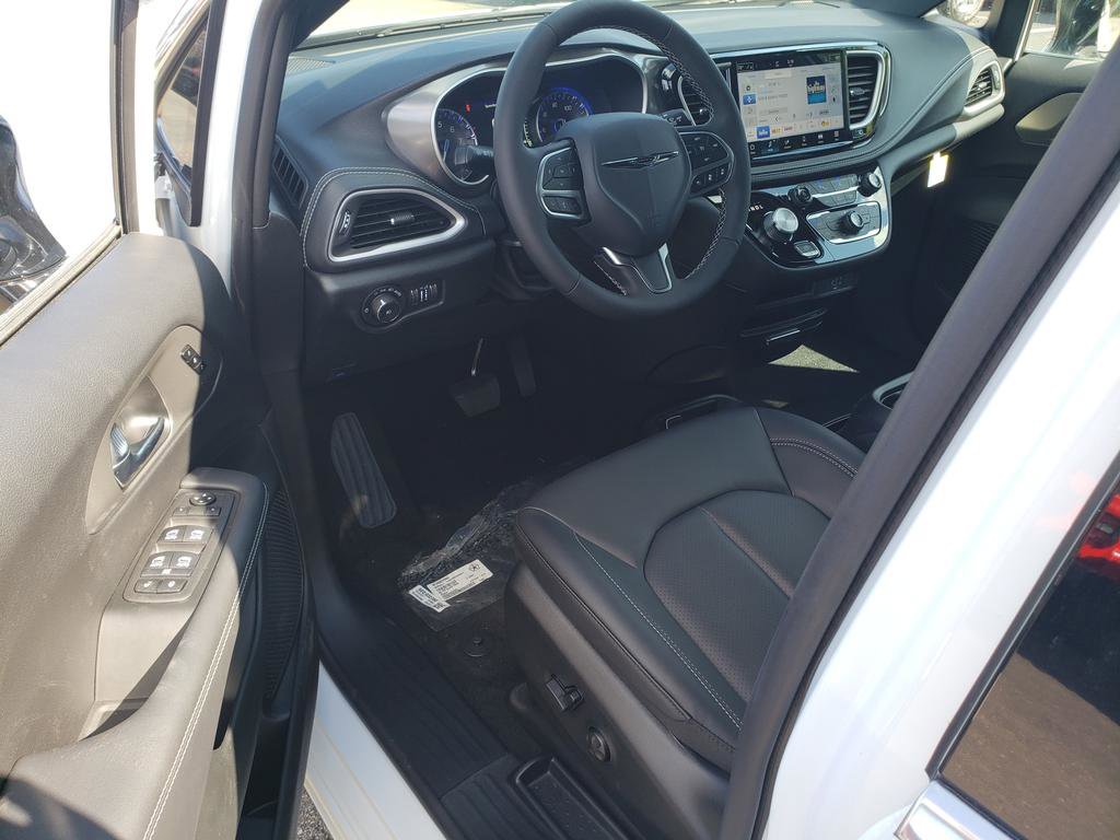 New 2026 Chrysler Pacifica Select image 10