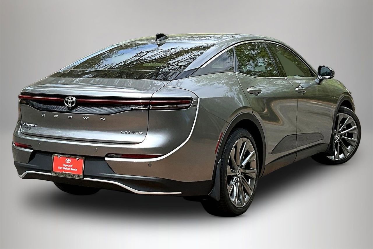 Used 2025 Toyota Crown Limited w/ Advanced Technology Package AWD/4WD image 5