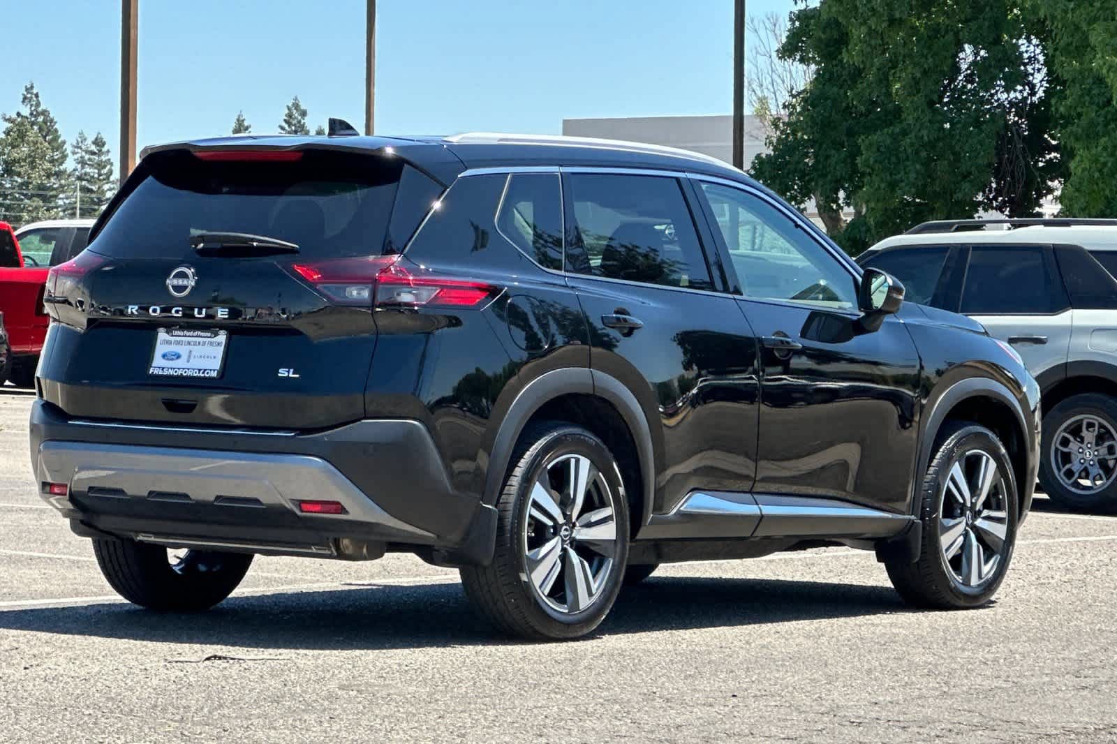Used 2023 Nissan Rogue SL FWD image 2