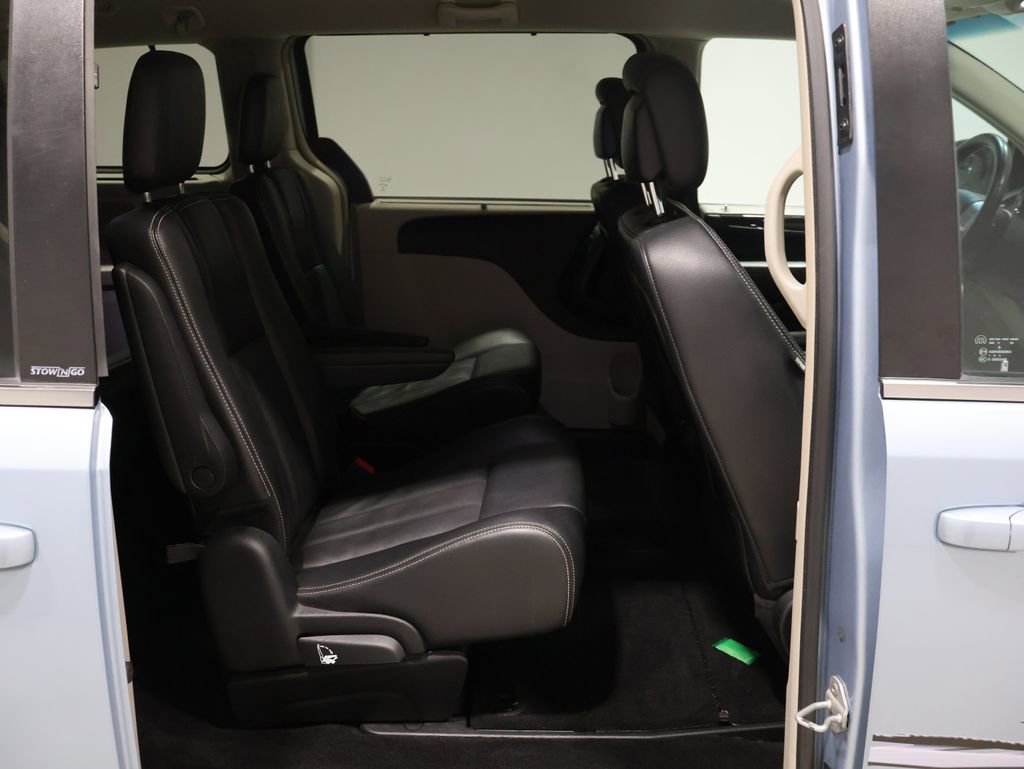 Used 2013 Chrysler Town & Country Touring image 21