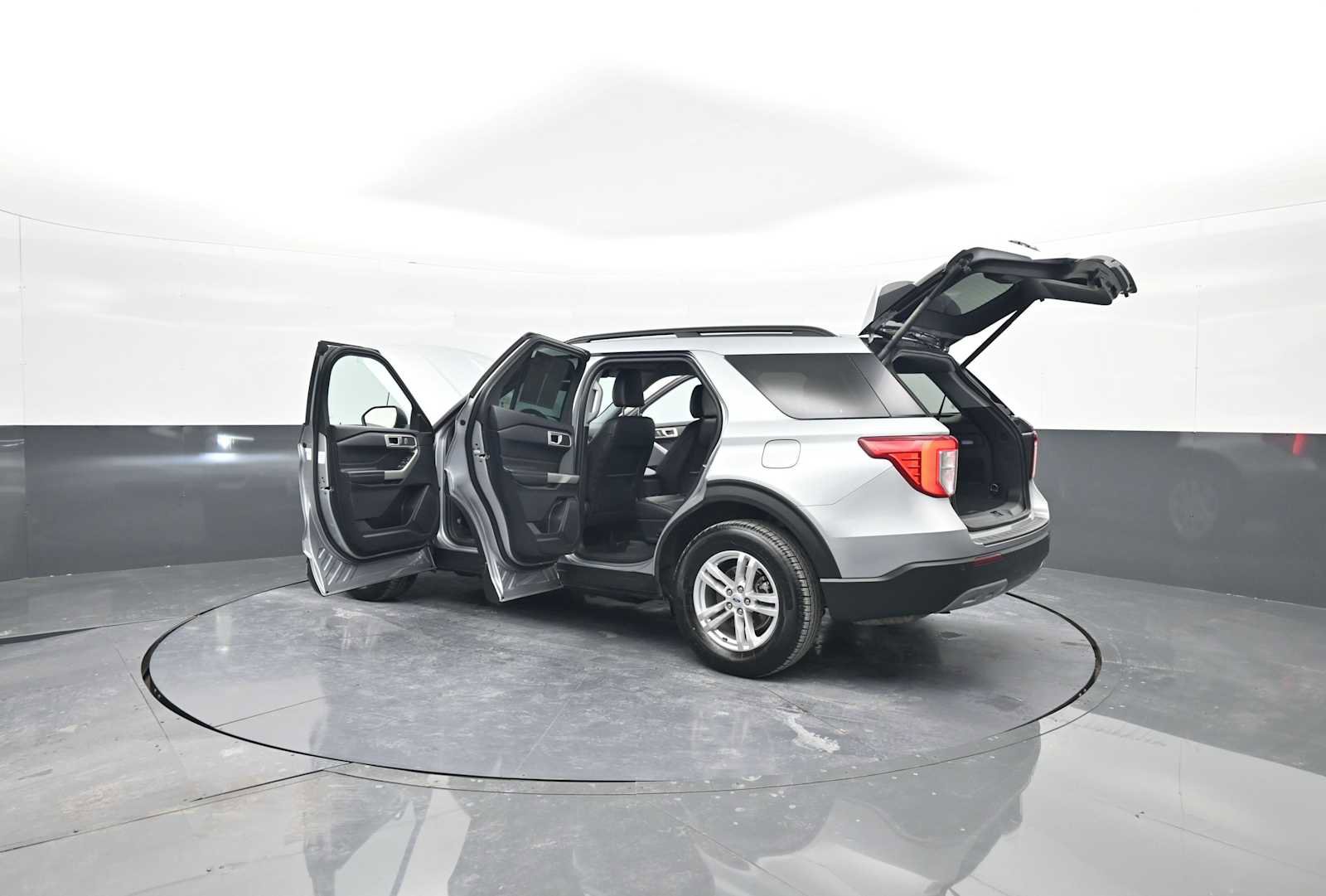 Used 2023 Ford Explorer XLT w/ Equipment Group 202A image 44