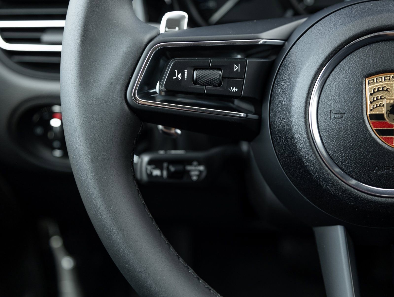 Certified 2025 Porsche Macan image 15