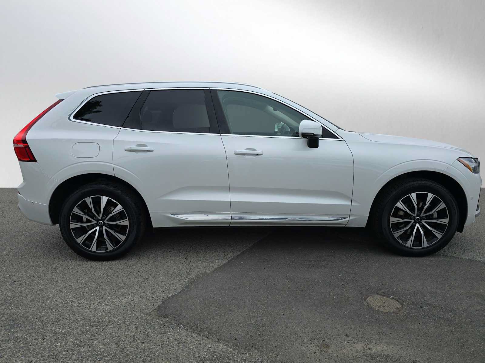 Used 2023 Volvo XC60 B5 Plus w/ Climate Package AWD/4WD image 2