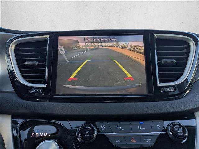 Used 2023 Chrysler Pacifica Touring-L image 12