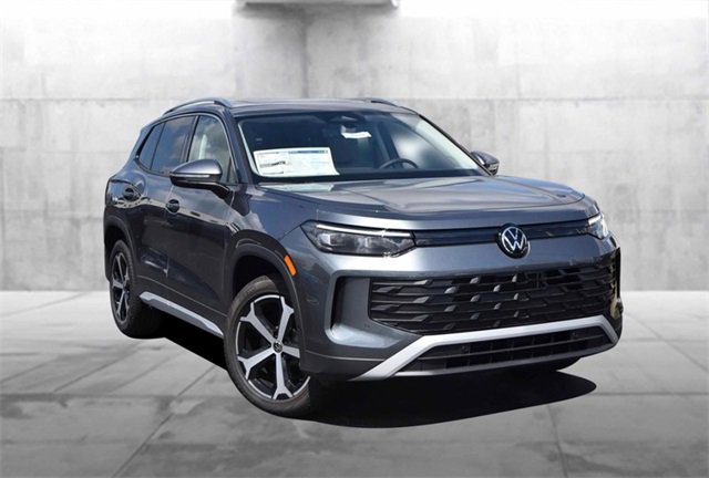 New 2025 Volkswagen Tiguan SE image 2