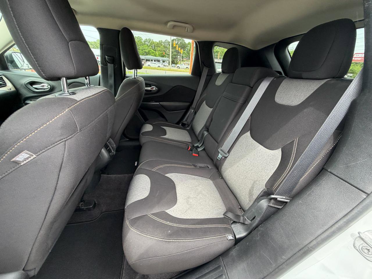 Used 2016 Jeep Cherokee Sport image 26