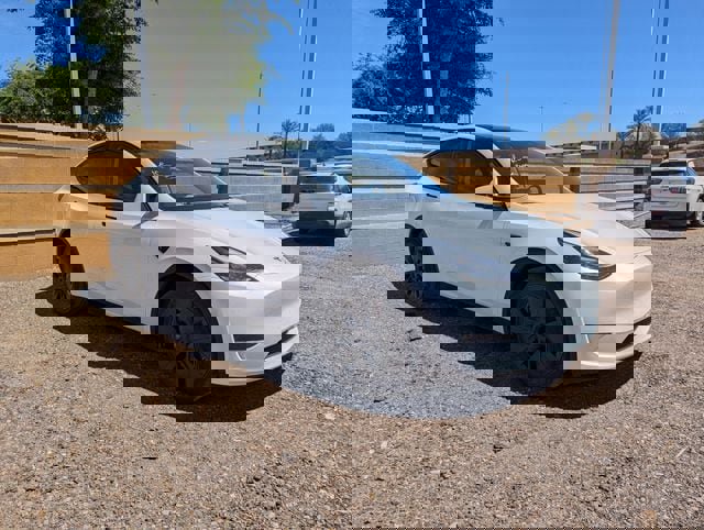 Used 2025 Tesla Model Y Long Range image 3