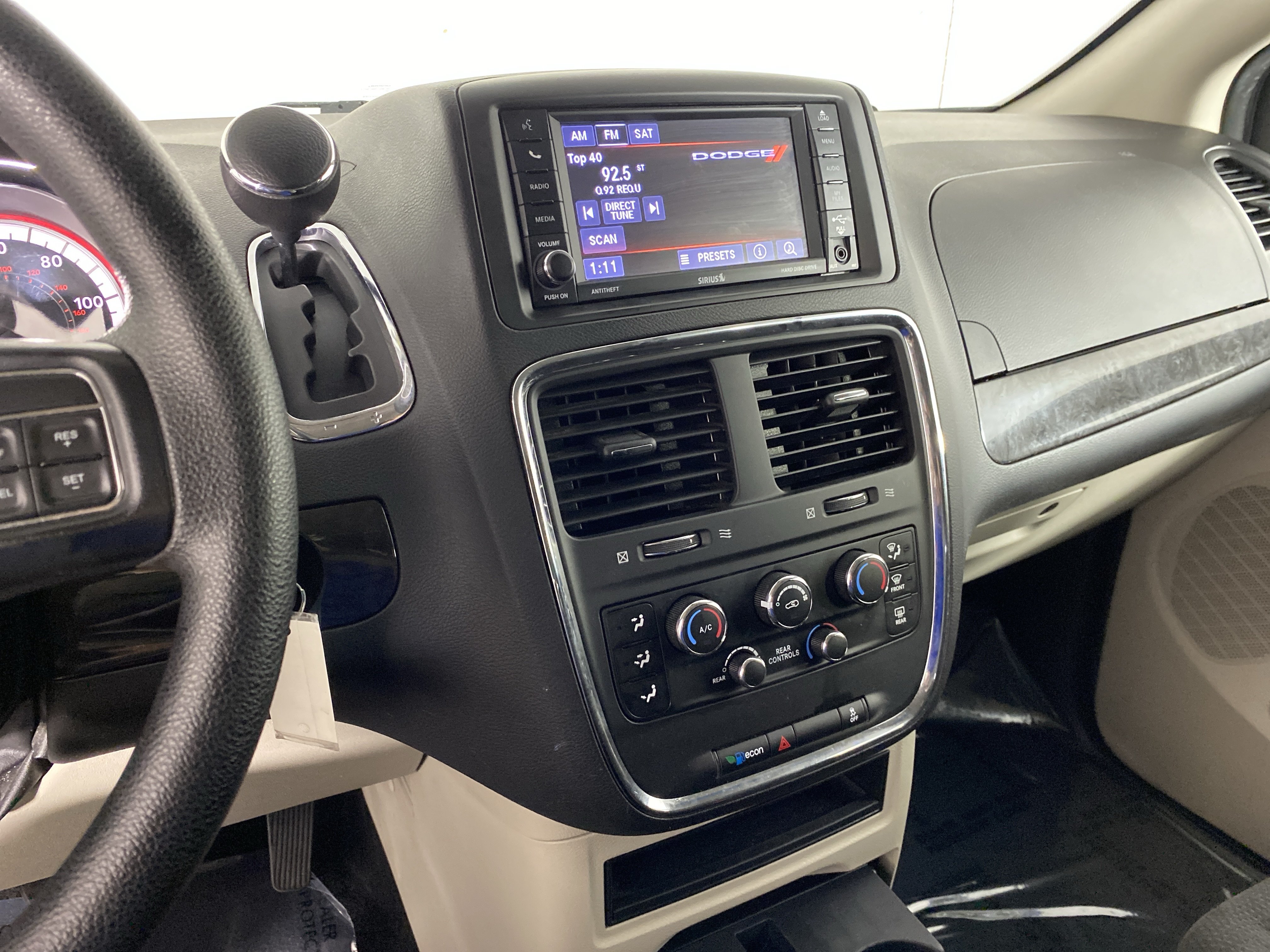 Used 2018 Dodge Grand Caravan SE w/ UConnect Hands-Free Group FWD image 25