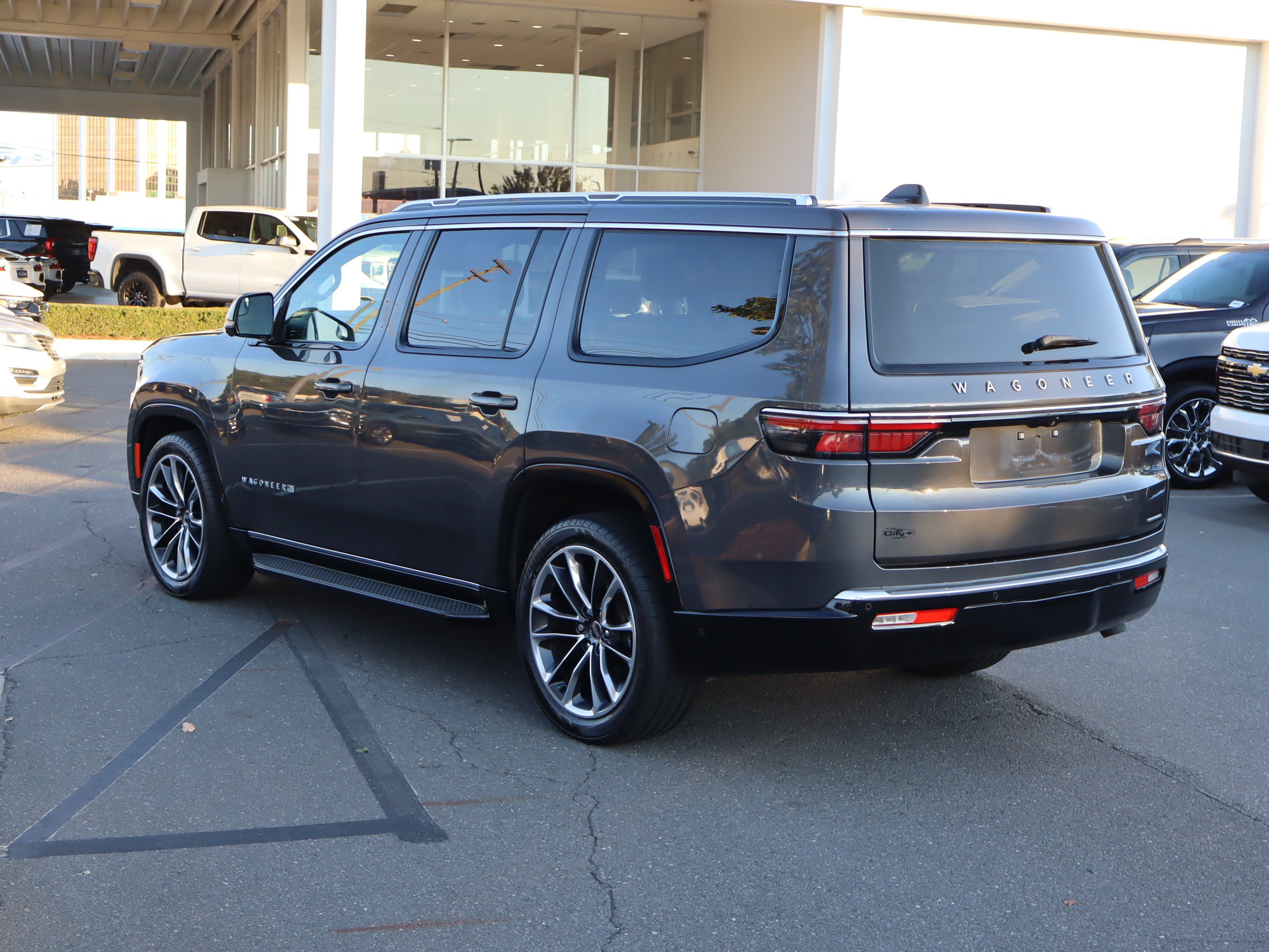 Used 2024 Jeep Wagoneer Series II w/ Convenience Group I AWD/4WD image 8
