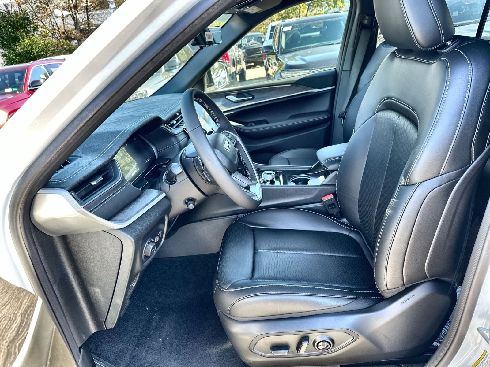 New 2025 Jeep Grand Cherokee Limited w/ Luxury Tech Group II image 13