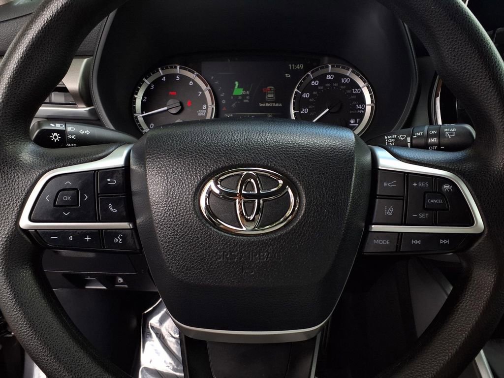 Used 2023 Toyota Highlander L image 12
