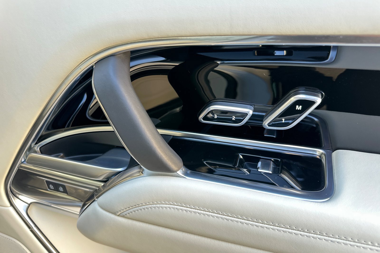 Certified 2024 Land Rover Range Rover SE image 19