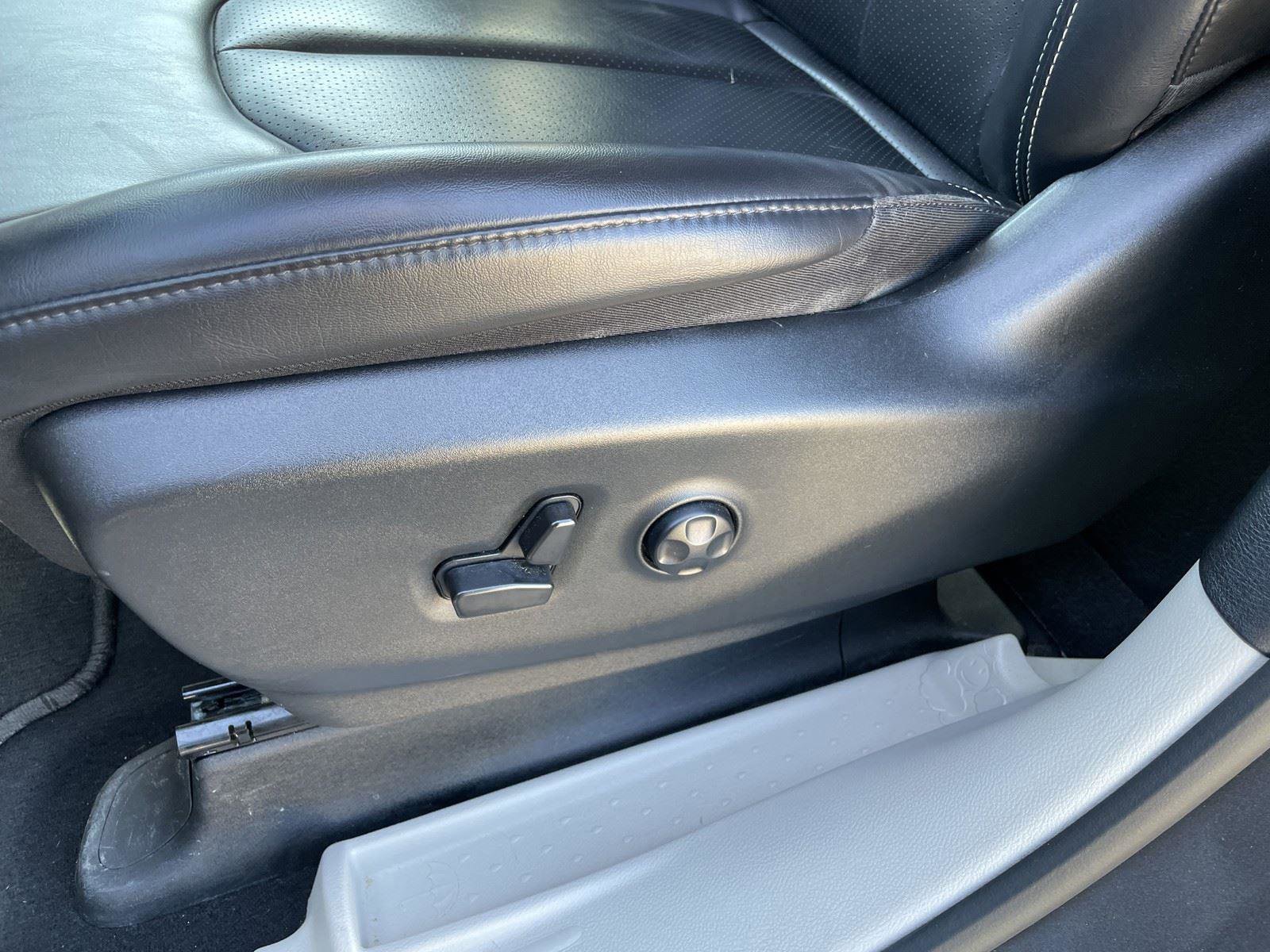 Used 2023 Chrysler Pacifica Touring-L image 13