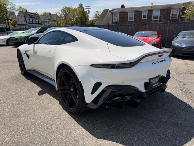 Used 2025 Aston Martin V8 Vantage Coupe RWD image 3