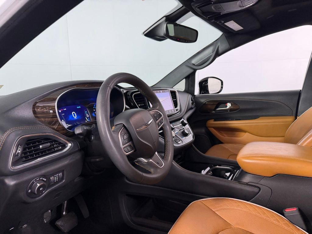Used 2023 Chrysler Pacifica Pinnacle FWD image 32