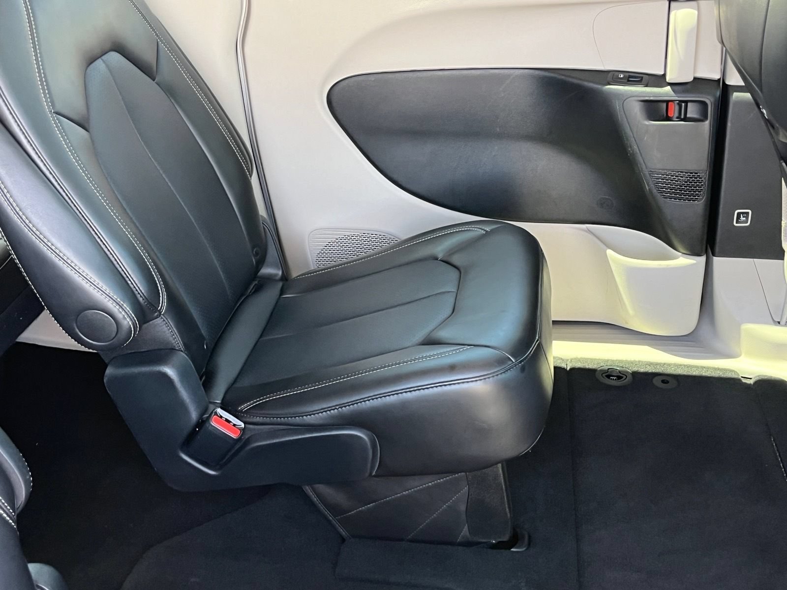 Used 2024 Chrysler Pacifica Touring-L FWD image 11