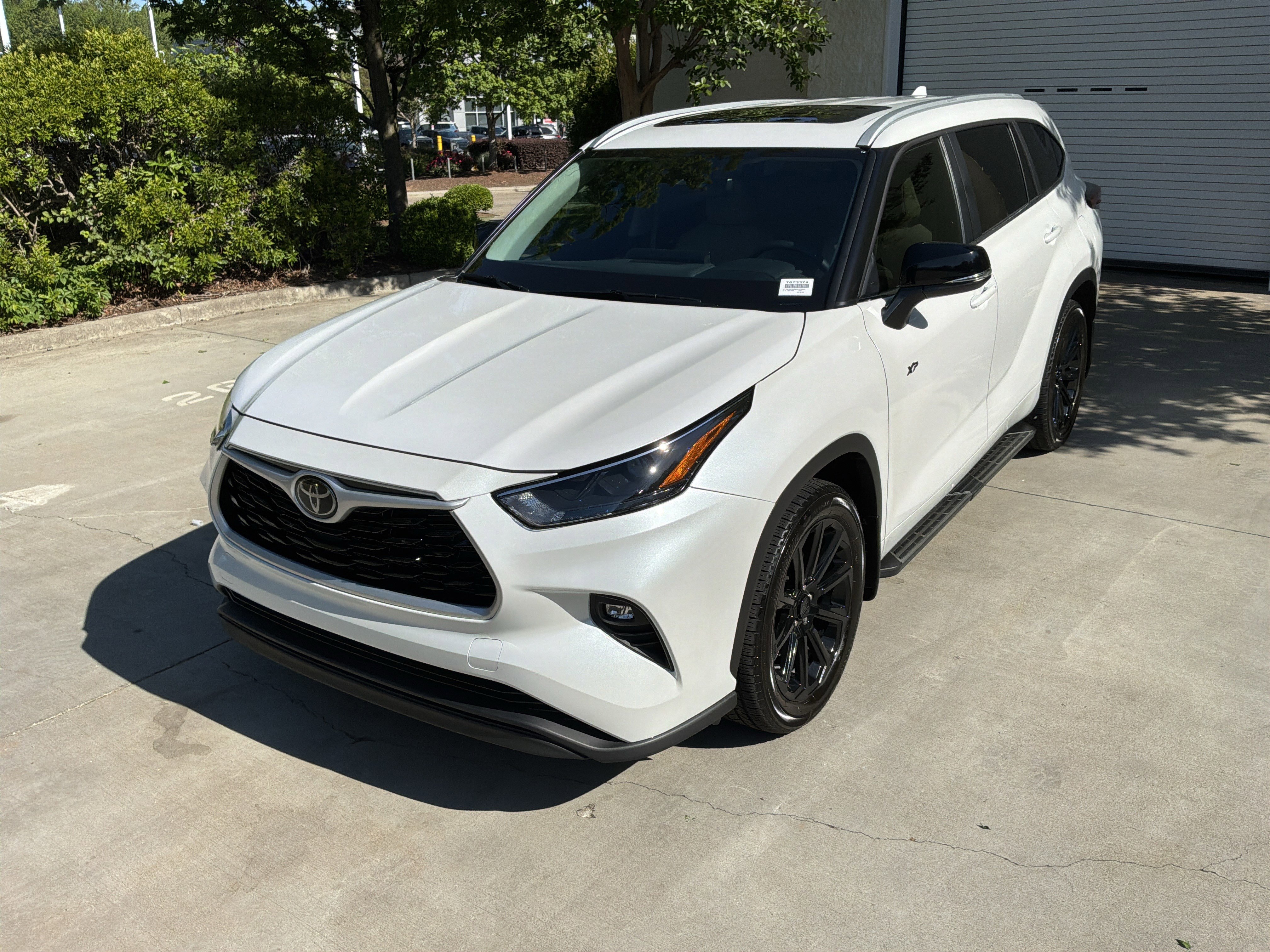 Used 2024 Toyota Highlander XLE FWD image 5