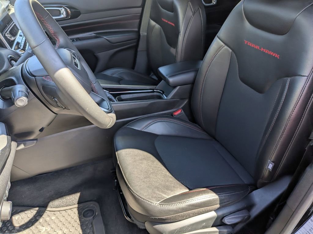 Used 2025 Jeep Compass Trailhawk AWD/4WD image 15