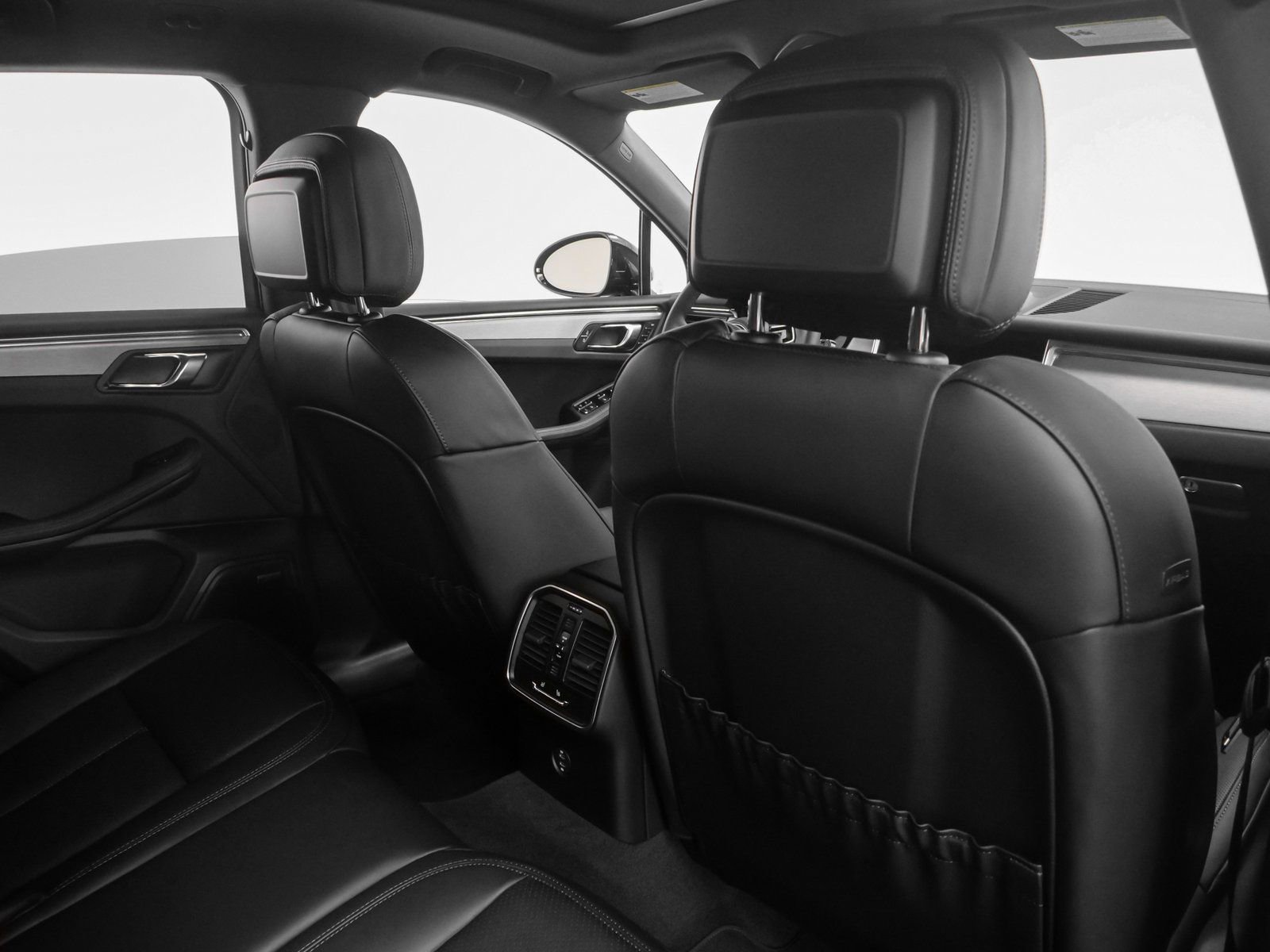 Certified 2025 Porsche Macan image 22