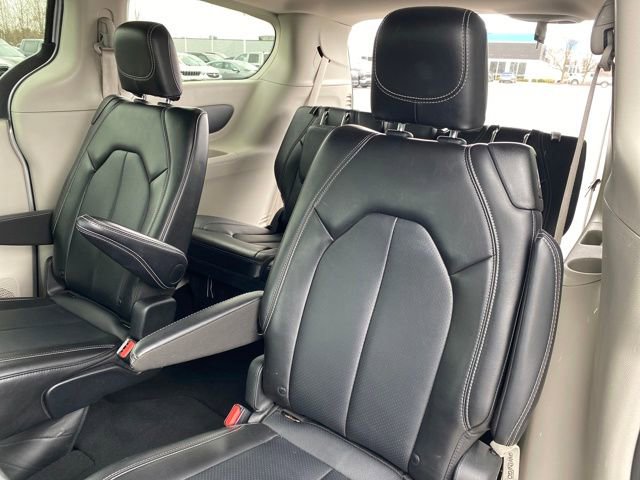 Used 2024 Chrysler Pacifica Touring-L image 18
