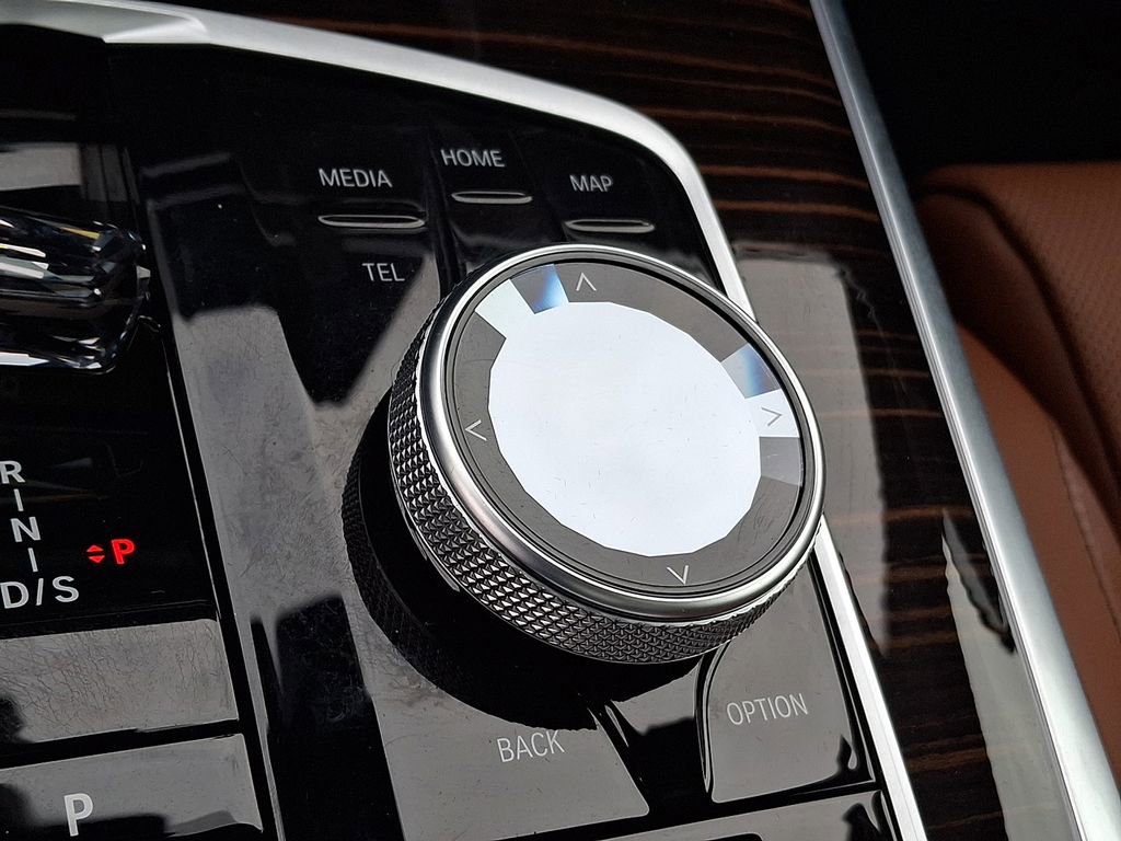 Used 2026 BMW X7 M60i w/ Executive Package image 23