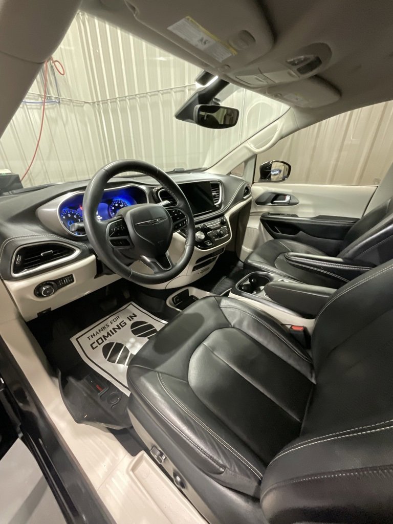 Used 2022 Chrysler Pacifica Touring-L w/ Uconnect Theater Family Group image 9