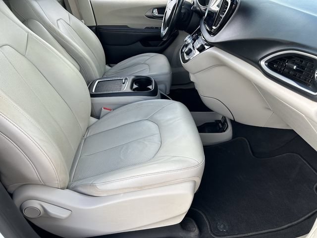 Used 2021 Chrysler Pacifica Touring-L FWD image 12