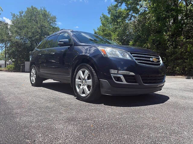 Used 2017 Chevrolet Traverse LT w/ Style and Technology Package FWD image 3
